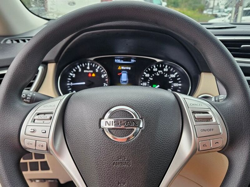 2016 Nissan Rogue SV photo 19