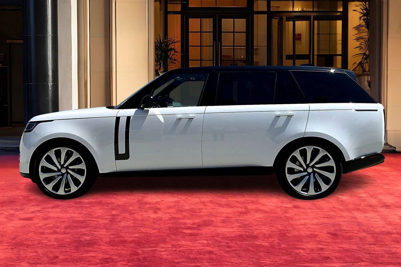 2025 Land Rover Range Rover SE photo 3