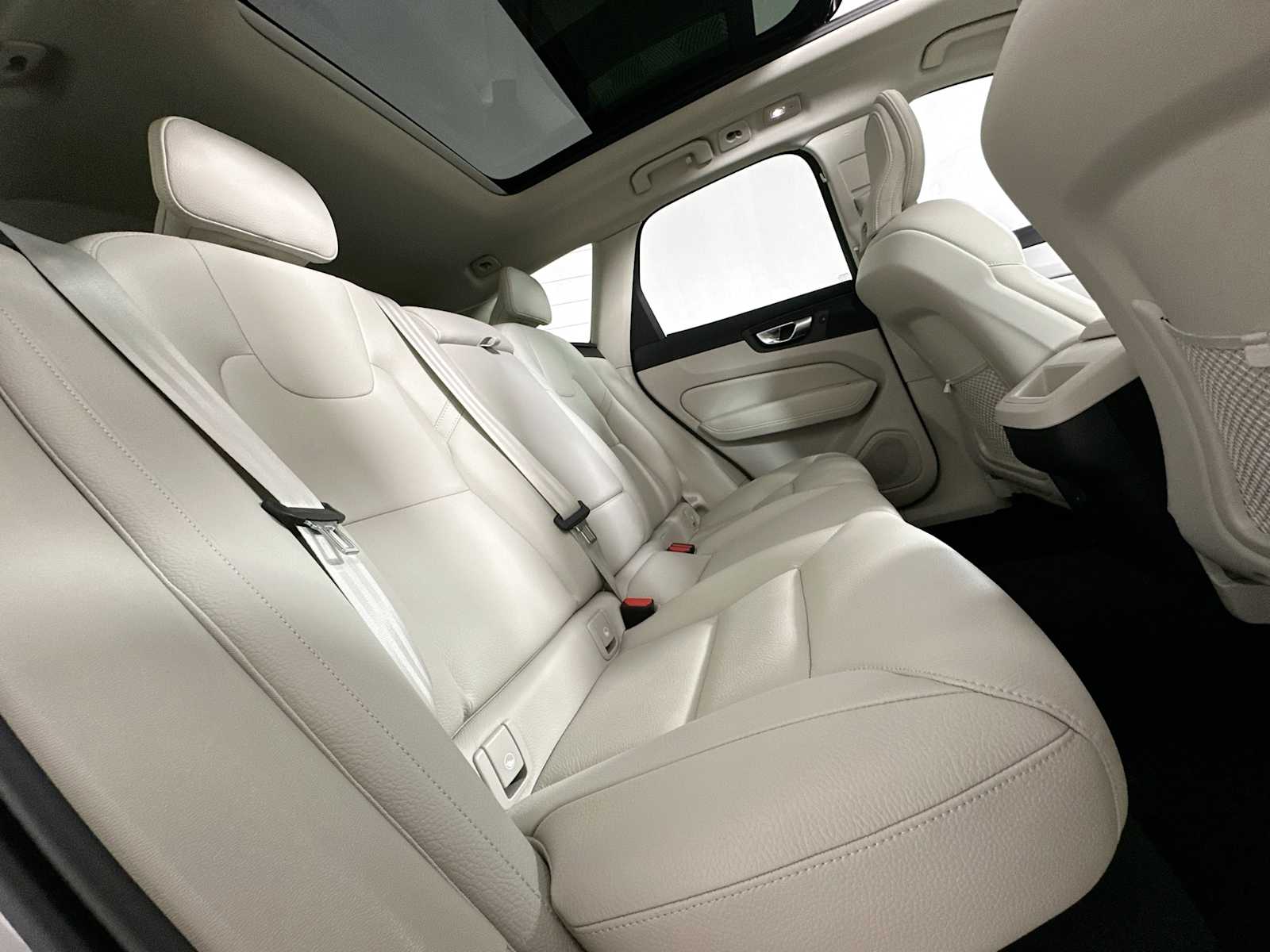 2025 Volvo XC60 B5 Core photo 23
