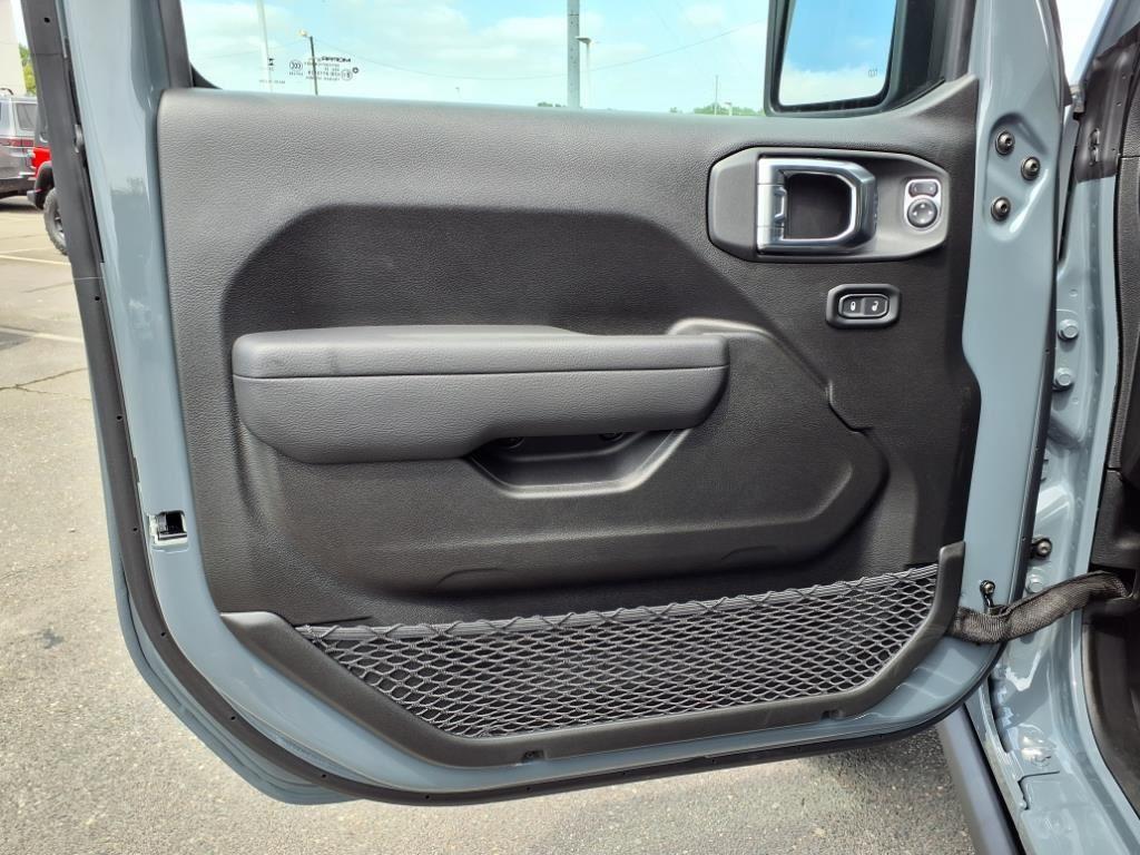 2025 Jeep Wrangler Willys photo 4