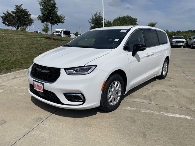 2026 Chrysler Pacifica Select's photo