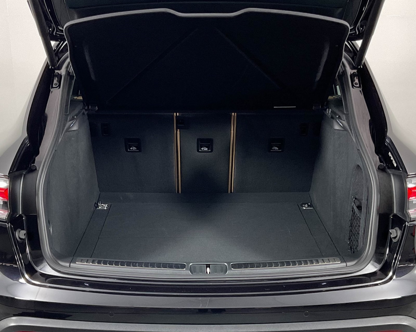2024 Porsche Macan T photo 25