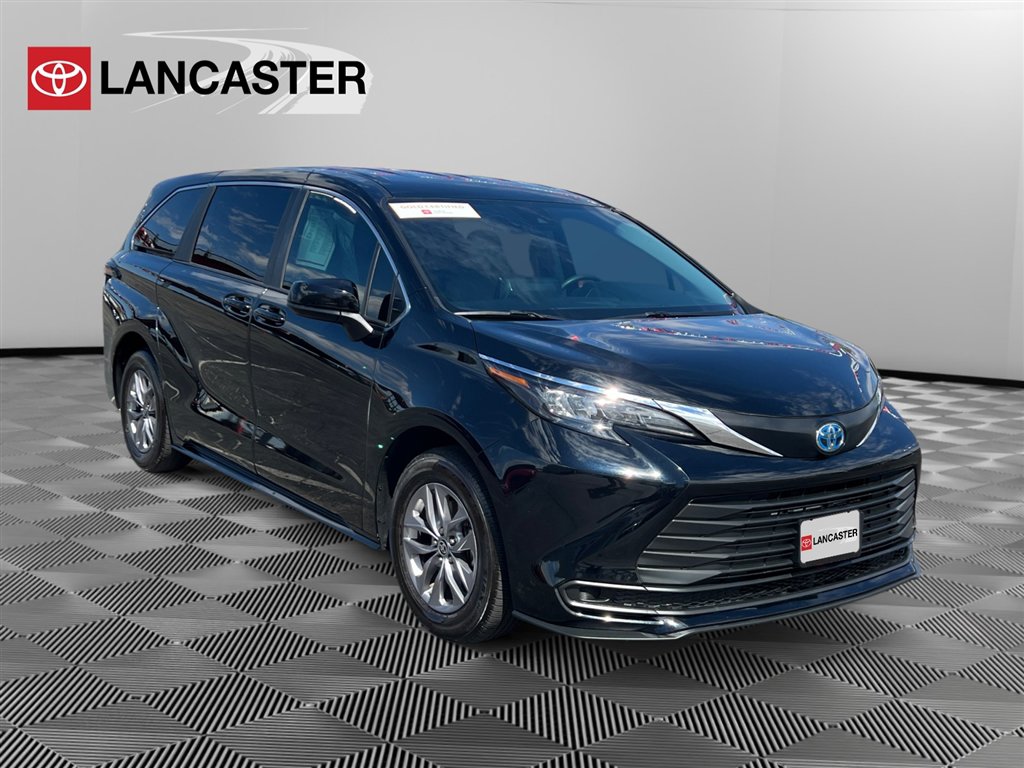 2024 Toyota Sienna LE's photo