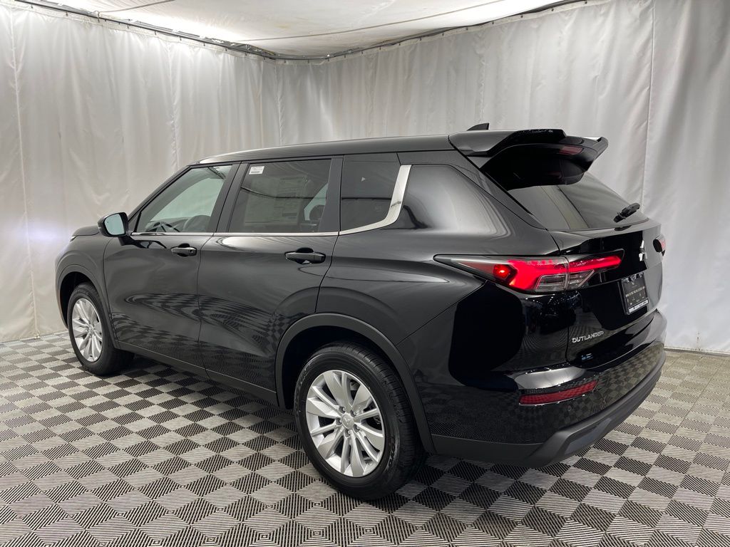2025 Mitsubishi Outlander ES photo 4