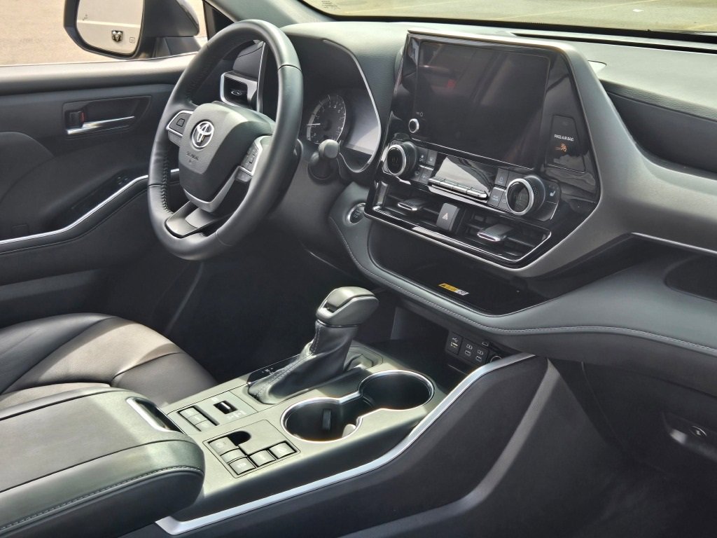 2024 Toyota Highlander LE photo 5
