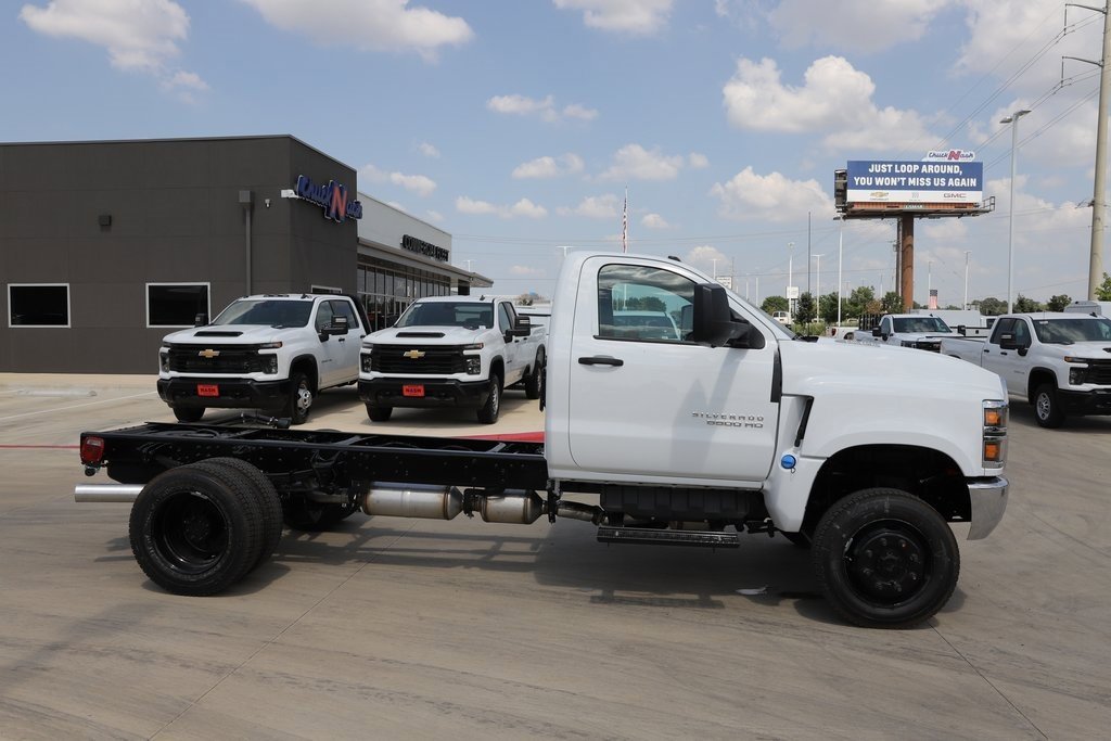 2024 Chevrolet Silverado 6500HD photo 3