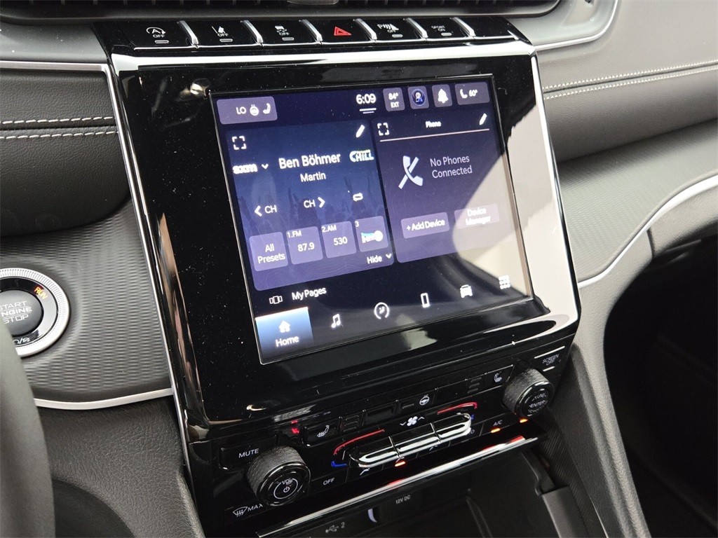 2025 Jeep Grand Cherokee Laredo photo 11