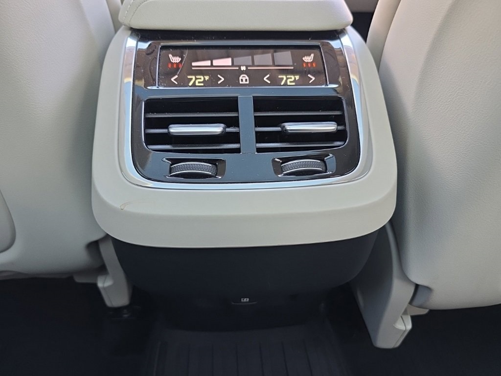 2023 Volvo XC60 B5 Ultimate photo 16