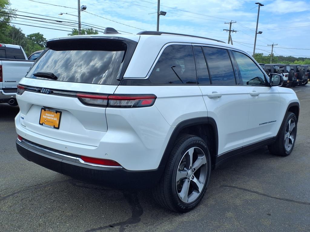 2023 Jeep Cherokee Base photo 3