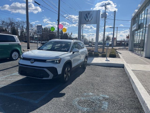 2025 Volkswagen Taos SE photo 10