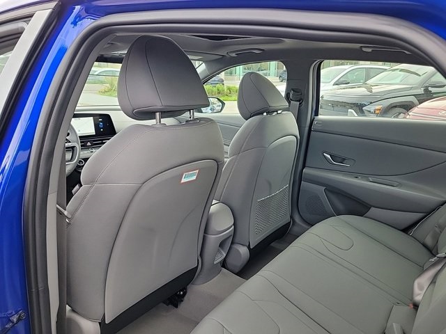 2025 Hyundai Elantra SEL Convenience photo 8