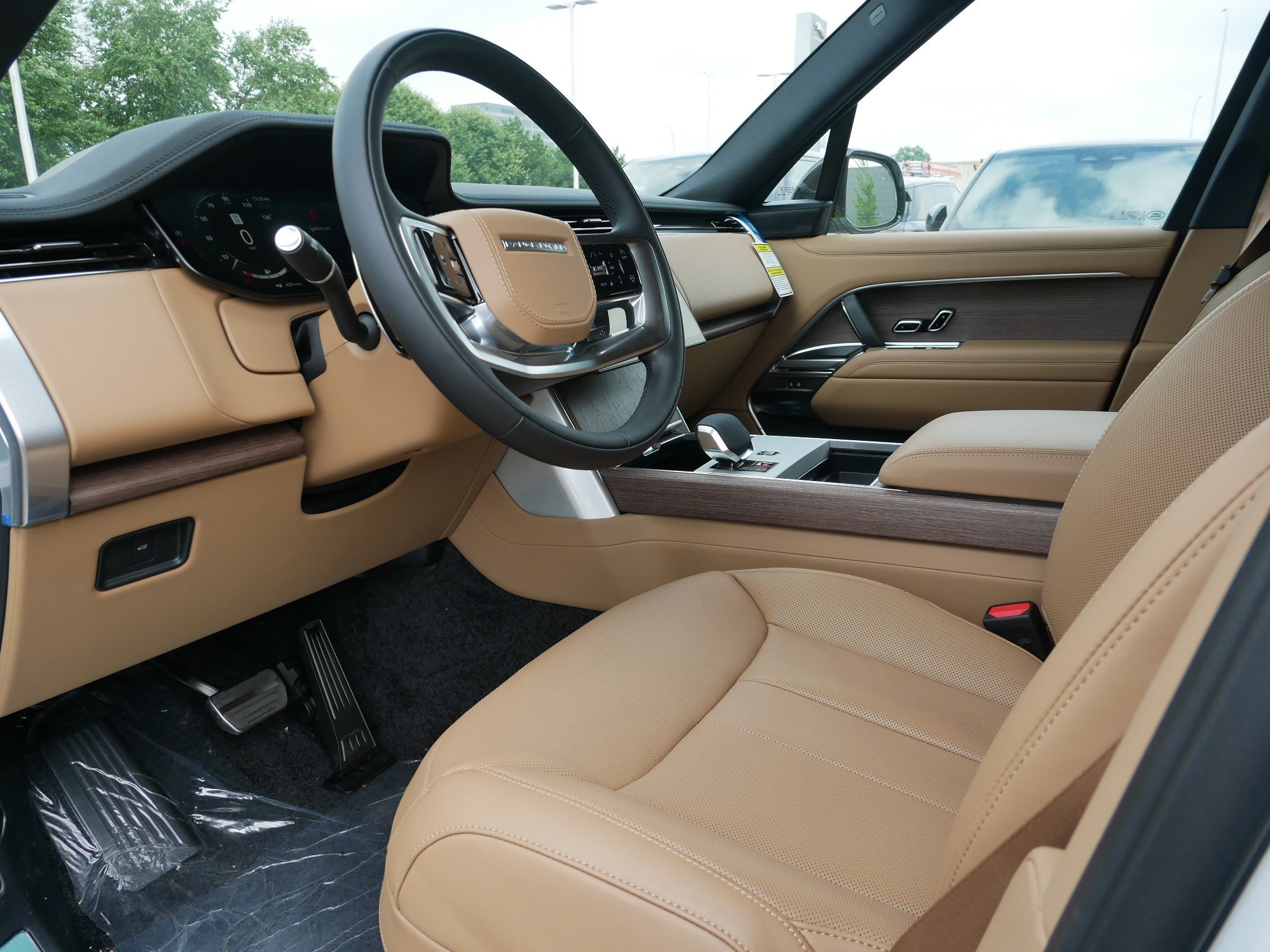 2025 Land Rover Range Rover SE photo 2