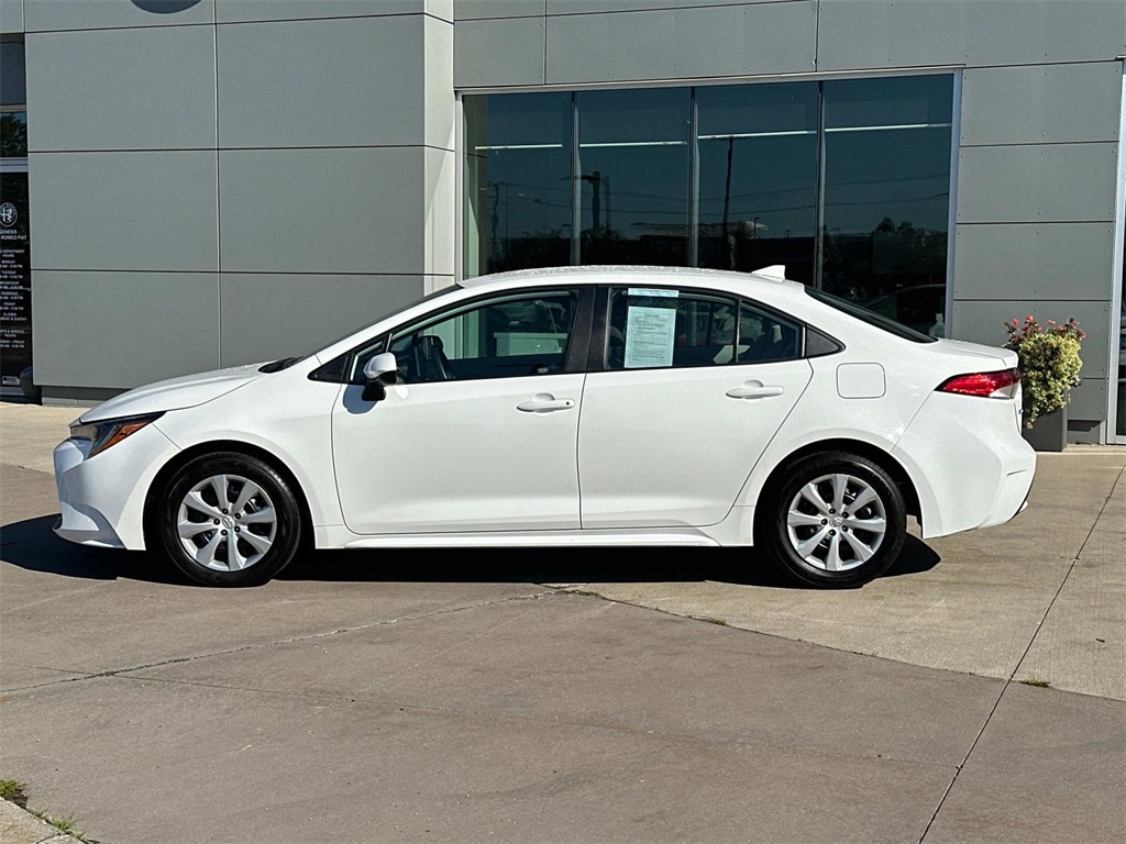 2021 Toyota Corolla LE photo 2