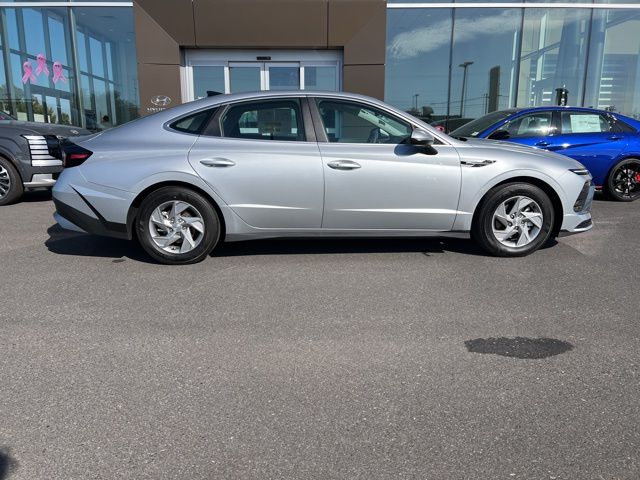 2025 Hyundai Sonata SE photo 2