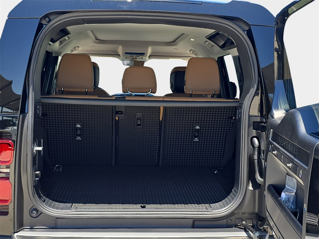 2025 Land Rover Defender 110 S photo 12