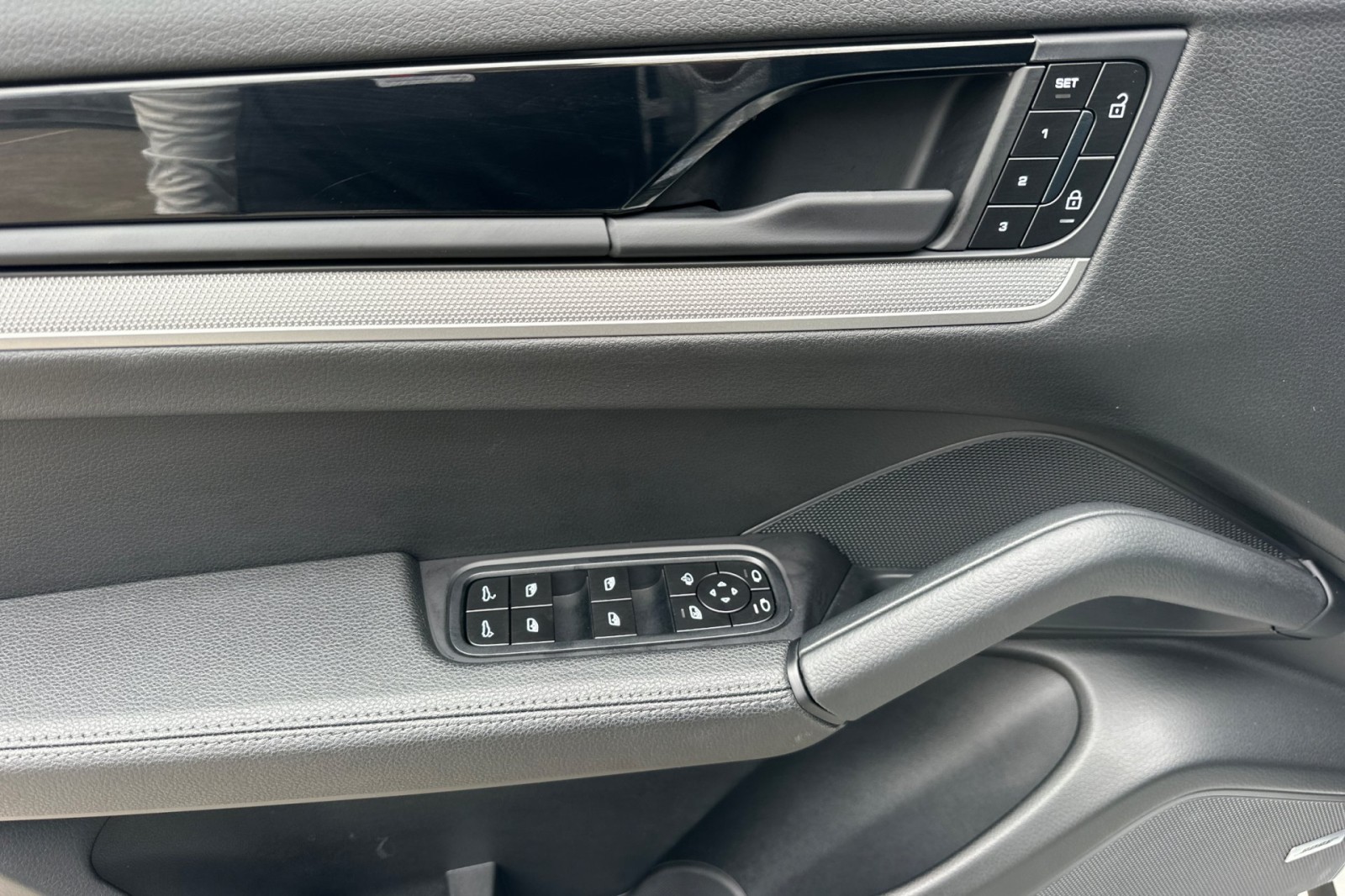 2025 Porsche Cayenne Turbo photo 12