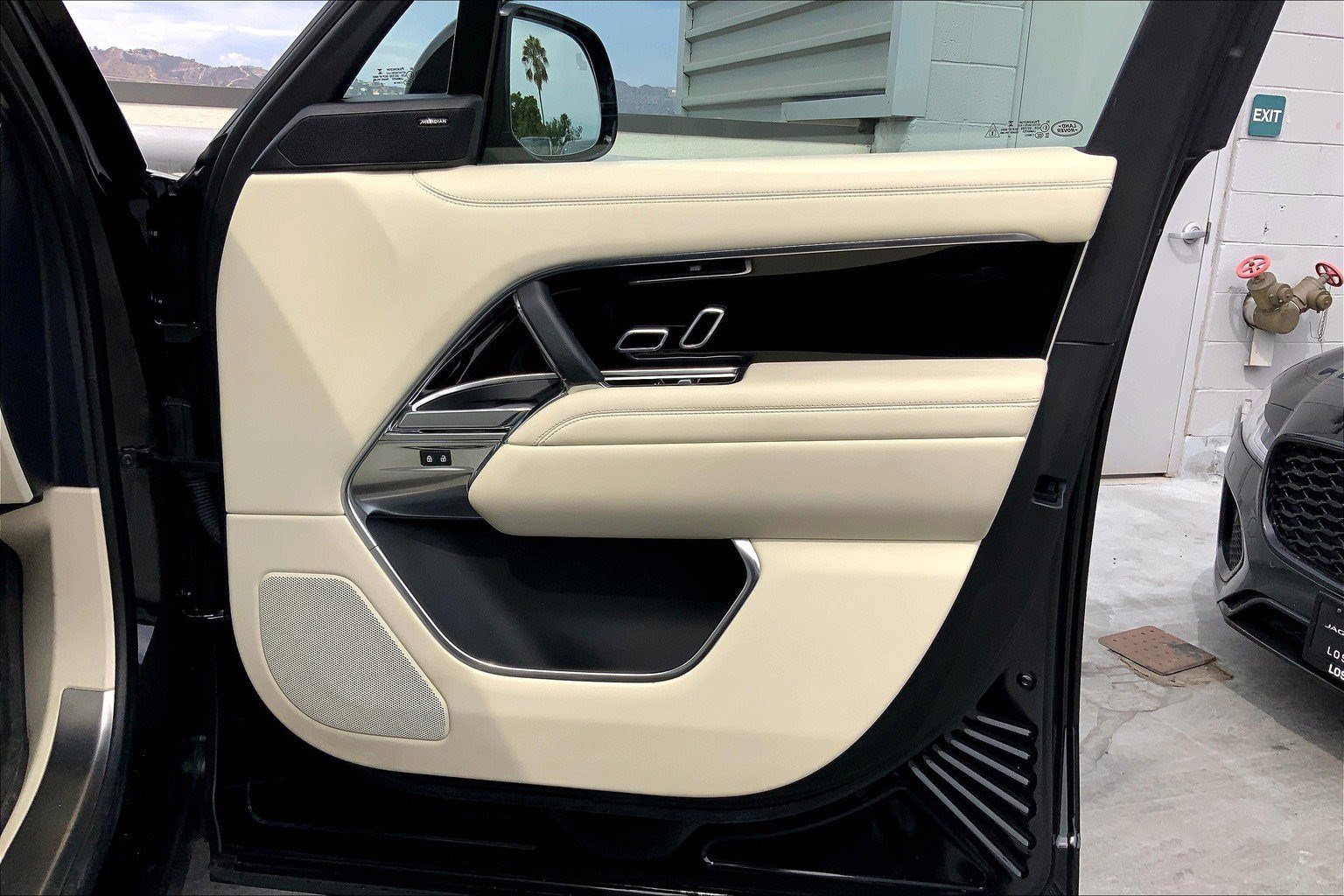 2023 Land Rover Range Rover SE photo 23