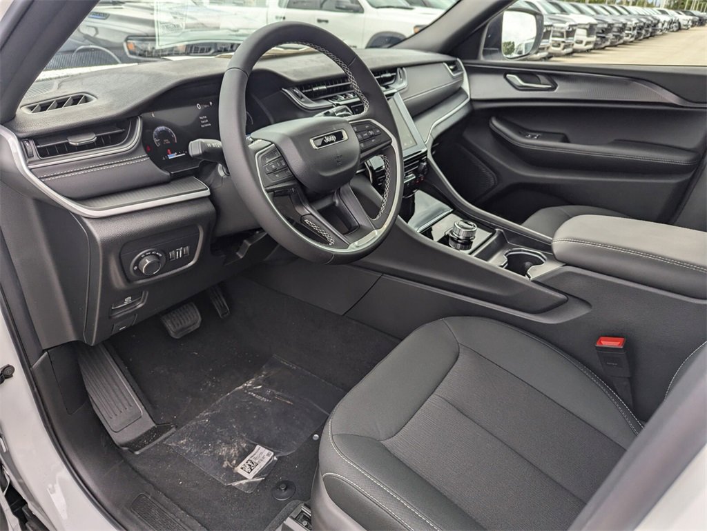 2025 Jeep Grand Cherokee Laredo X photo 14