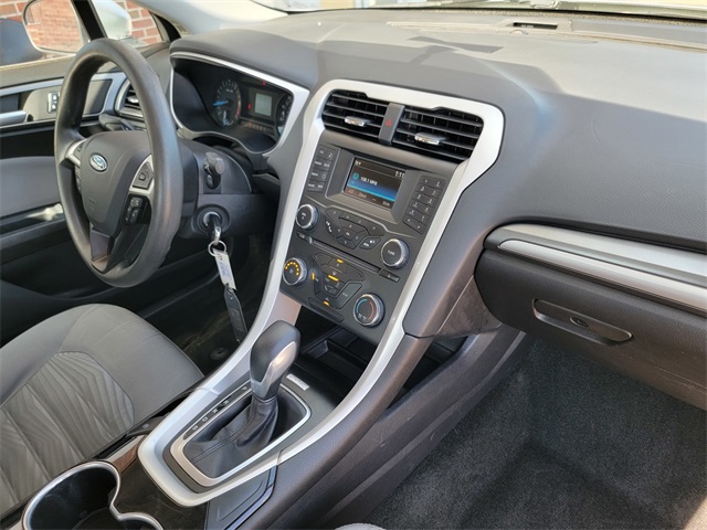 2016 Ford Fusion S photo 16
