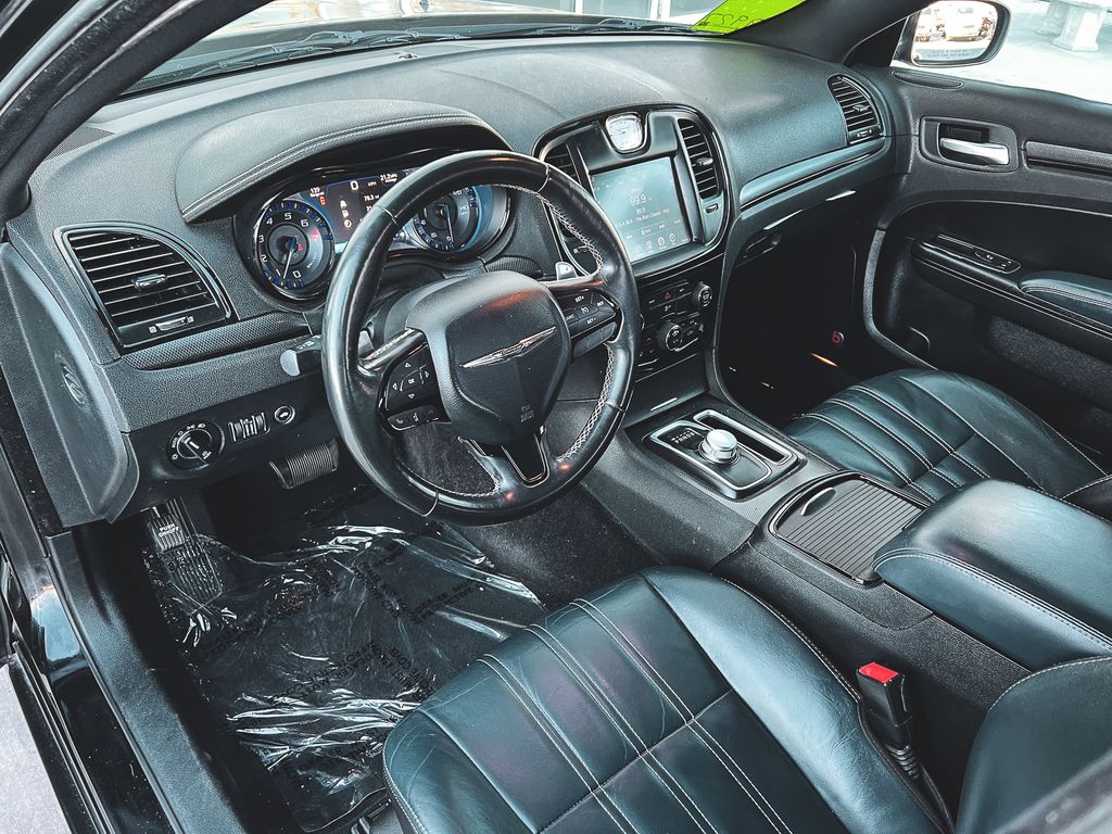 2015 Chrysler 300 S photo 24