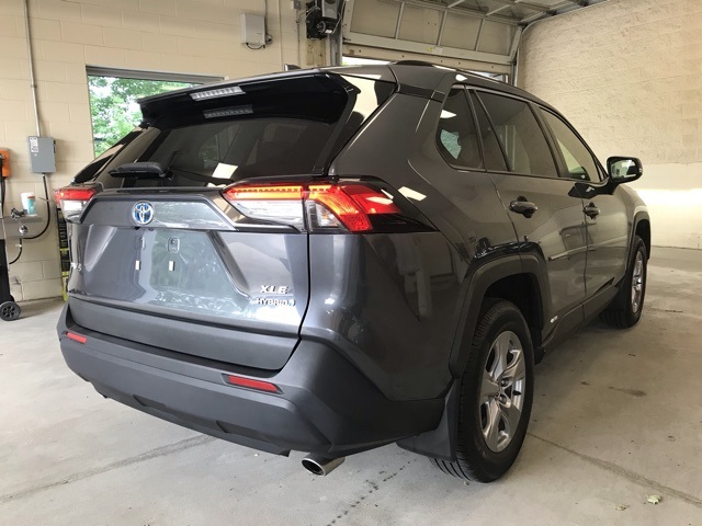 2022 Toyota RAV4 Hybrid XLE photo 3
