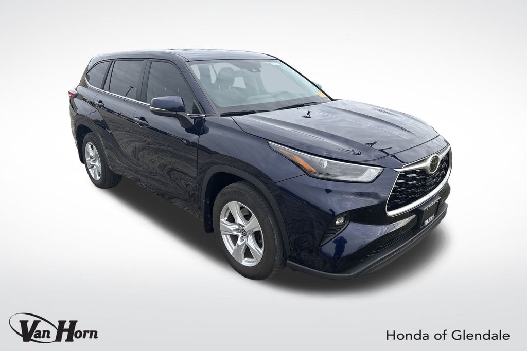 2023 Toyota Highlander LE's photo