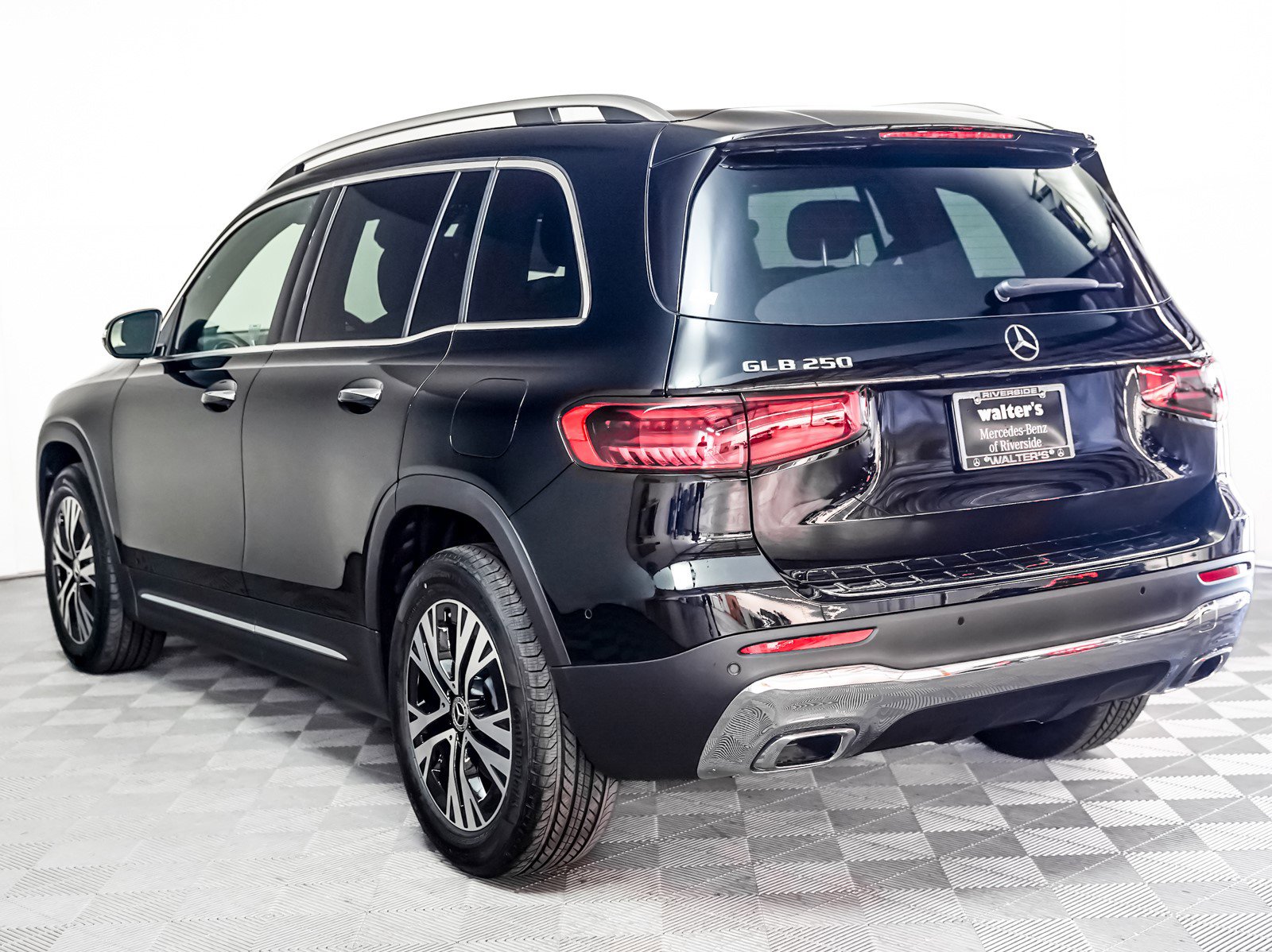 2025 Mercedes Benz GLB 250 photo 2