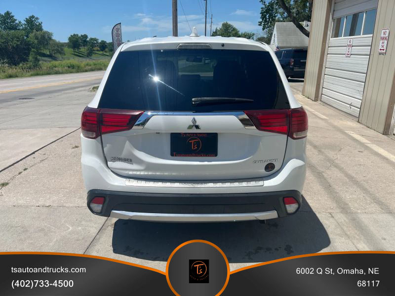 2017 Mitsubishi Outlander ES photo 4
