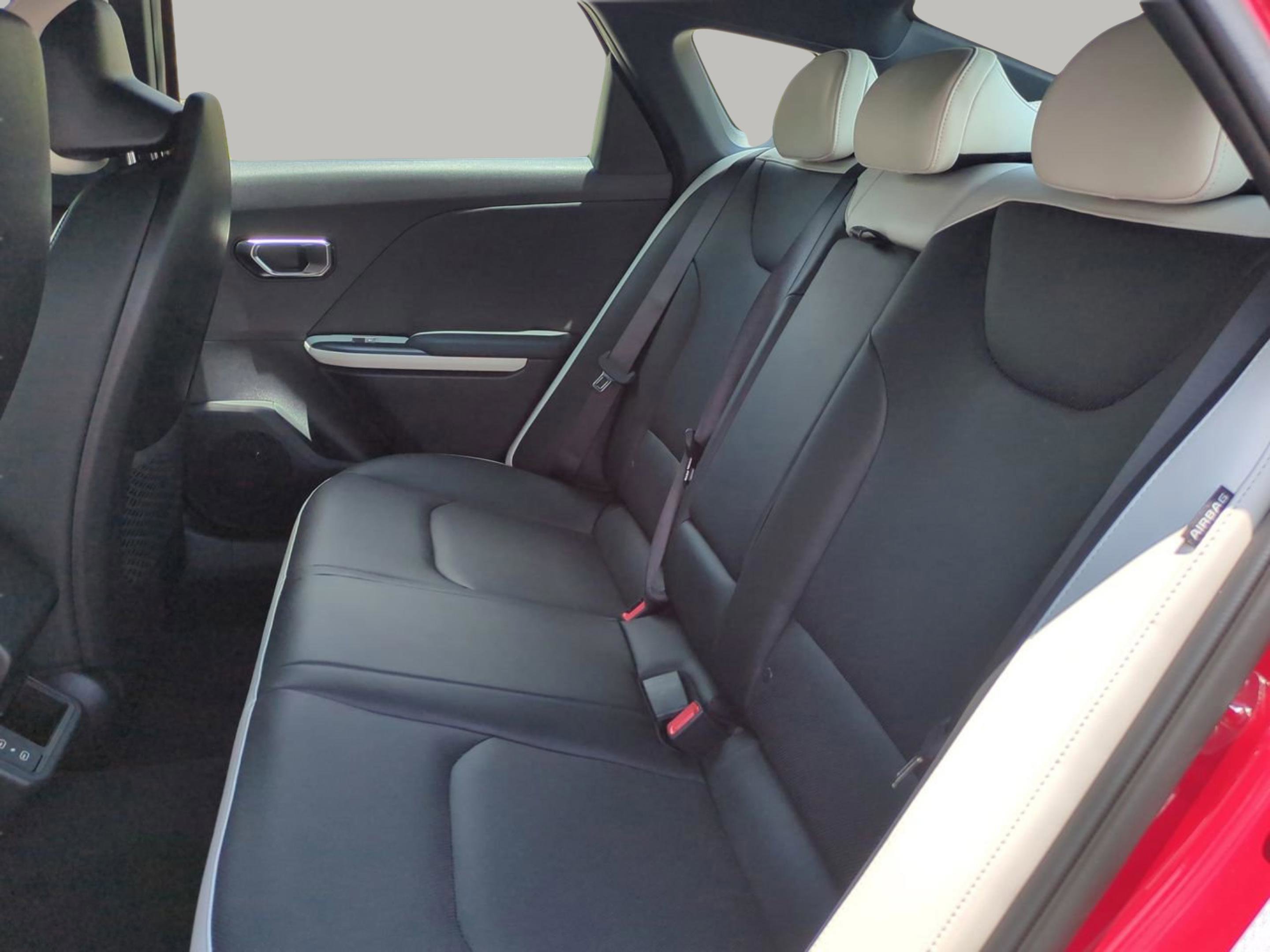 2025 Kia K4 GT-Line photo 13