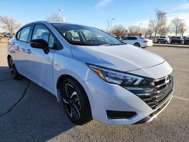 2025 Nissan Versa Sedan SR's photo