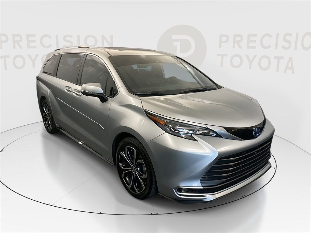 2025 Toyota Sienna Platinum's photo