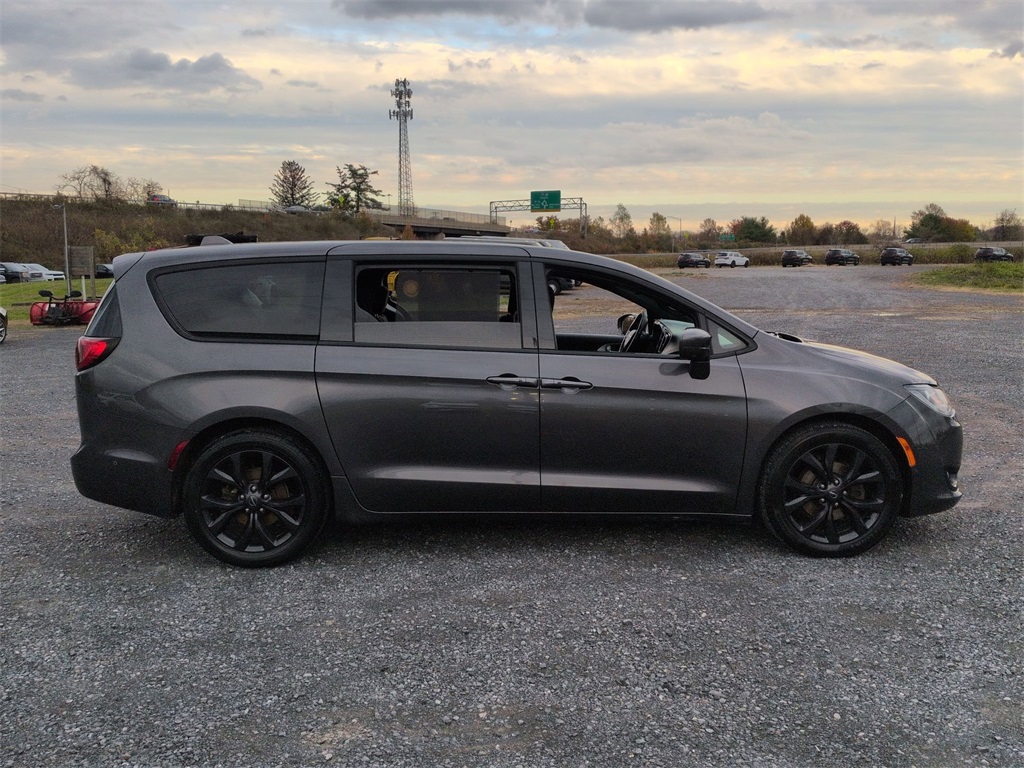 2019 Chrysler Pacifica Touring Plus photo 2