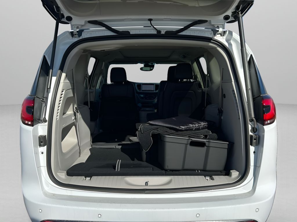 2024 Chrysler Pacifica Touring L photo 9