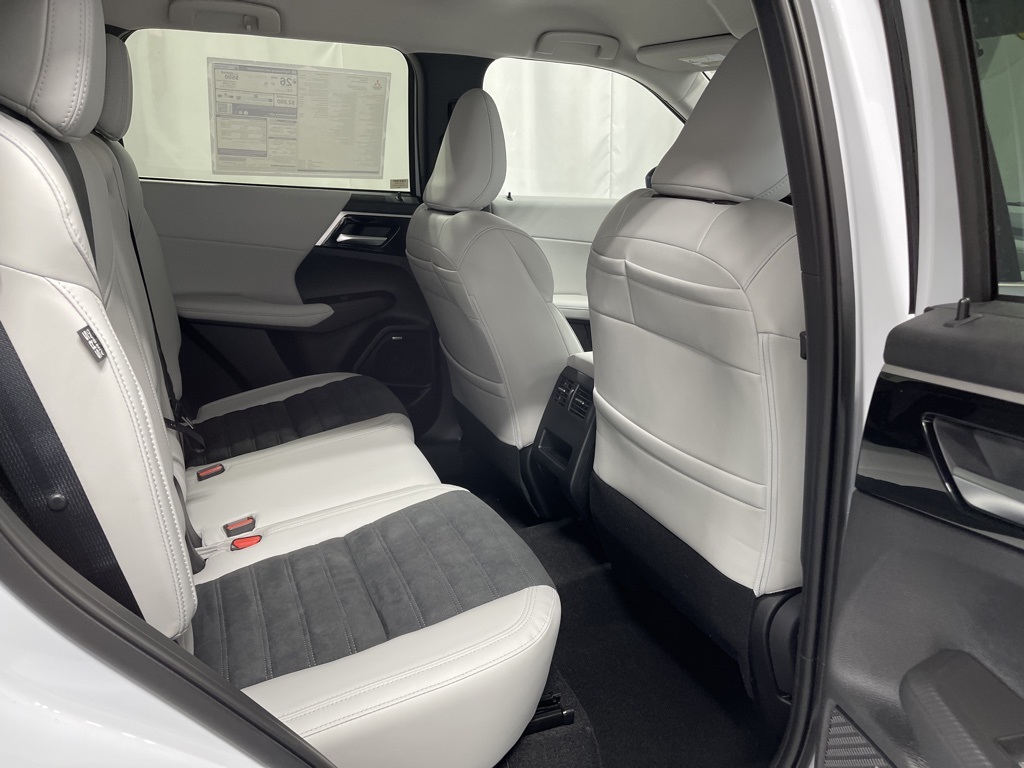 2025 Mitsubishi Outlander SE photo 28