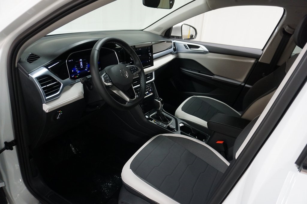 2025 Volkswagen Taos SE photo 8