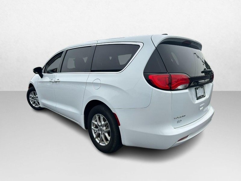 2022 Chrysler Voyager LX photo 6