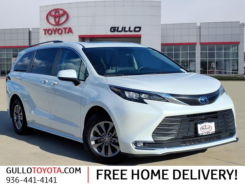 2024 Toyota Sienna XLE's photo