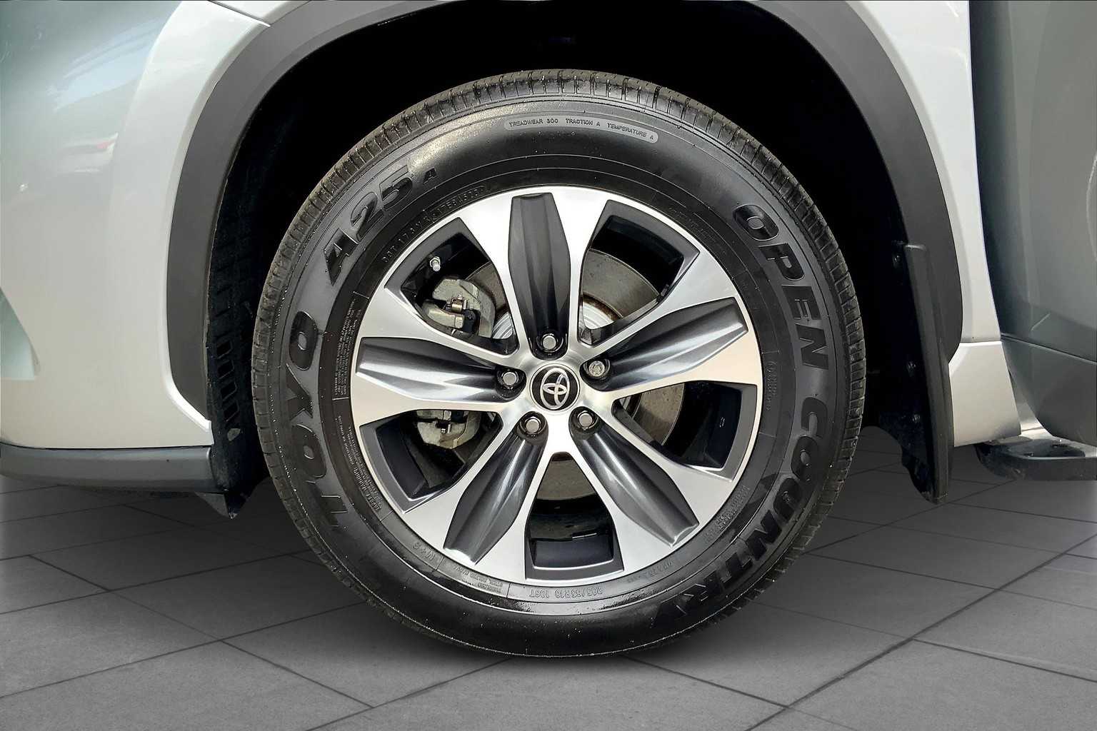2021 Toyota Highlander XLE photo 10