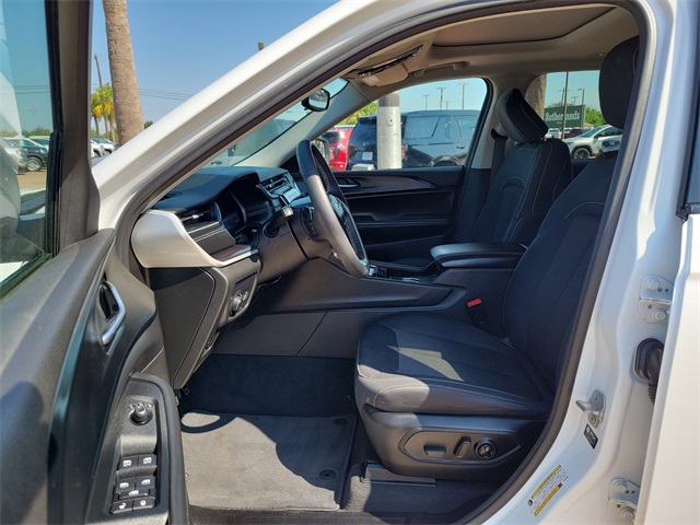 2023 Jeep Grand Cherokee Laredo photo 7