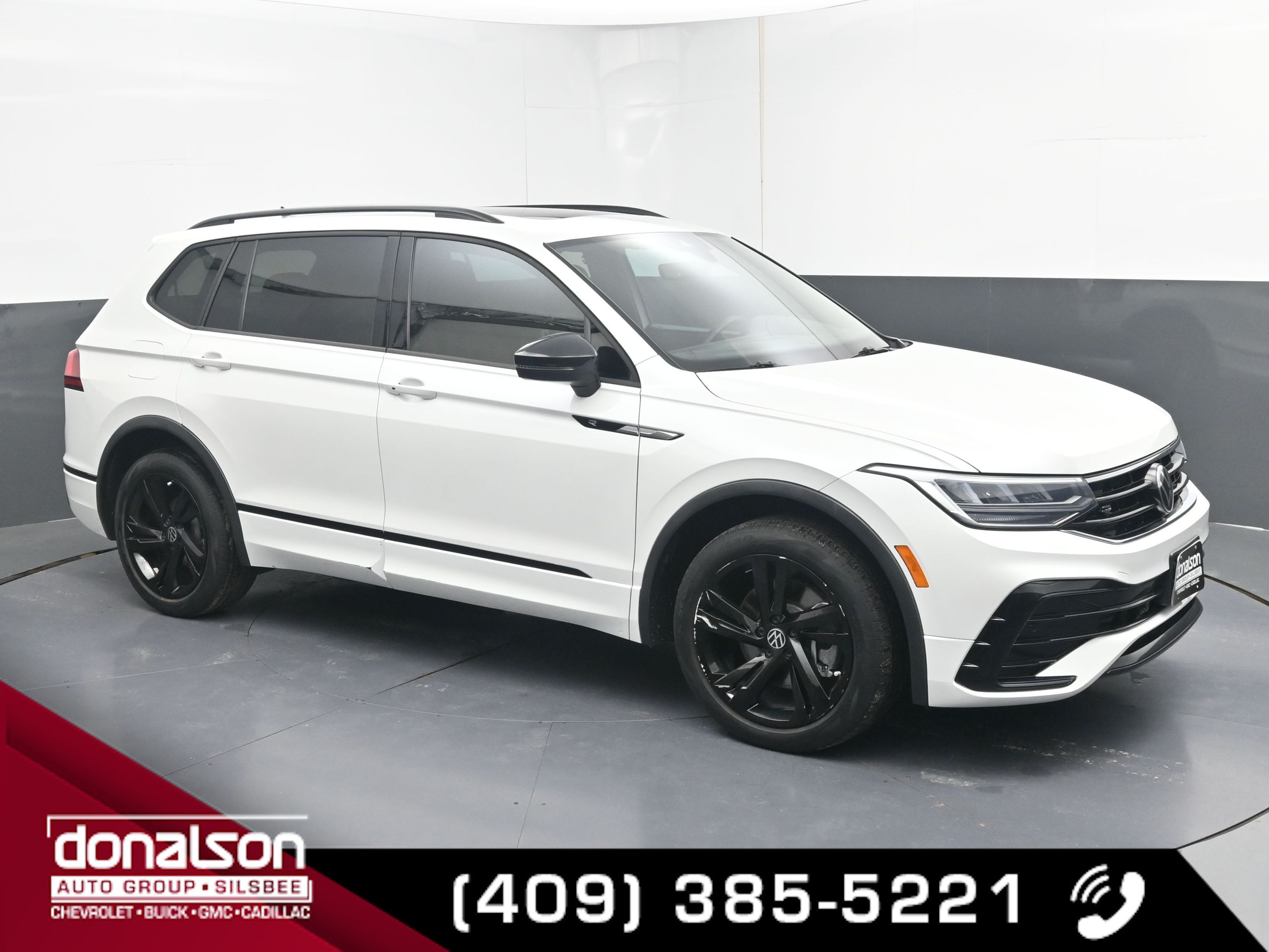 2023 Volkswagen Tiguan SE R-LINE BLACK's photo