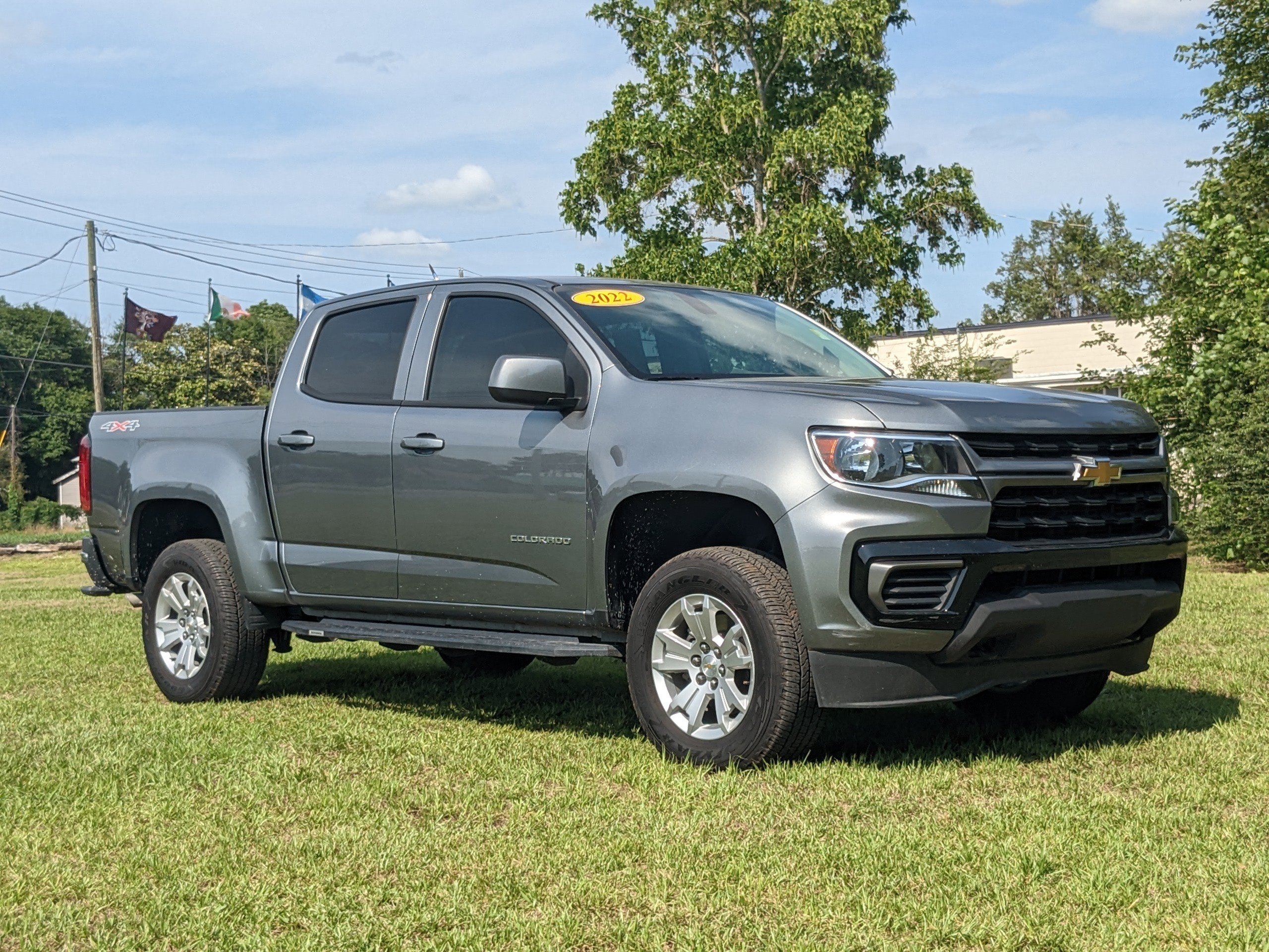 2022 Chevrolet Colorado LT photo 2