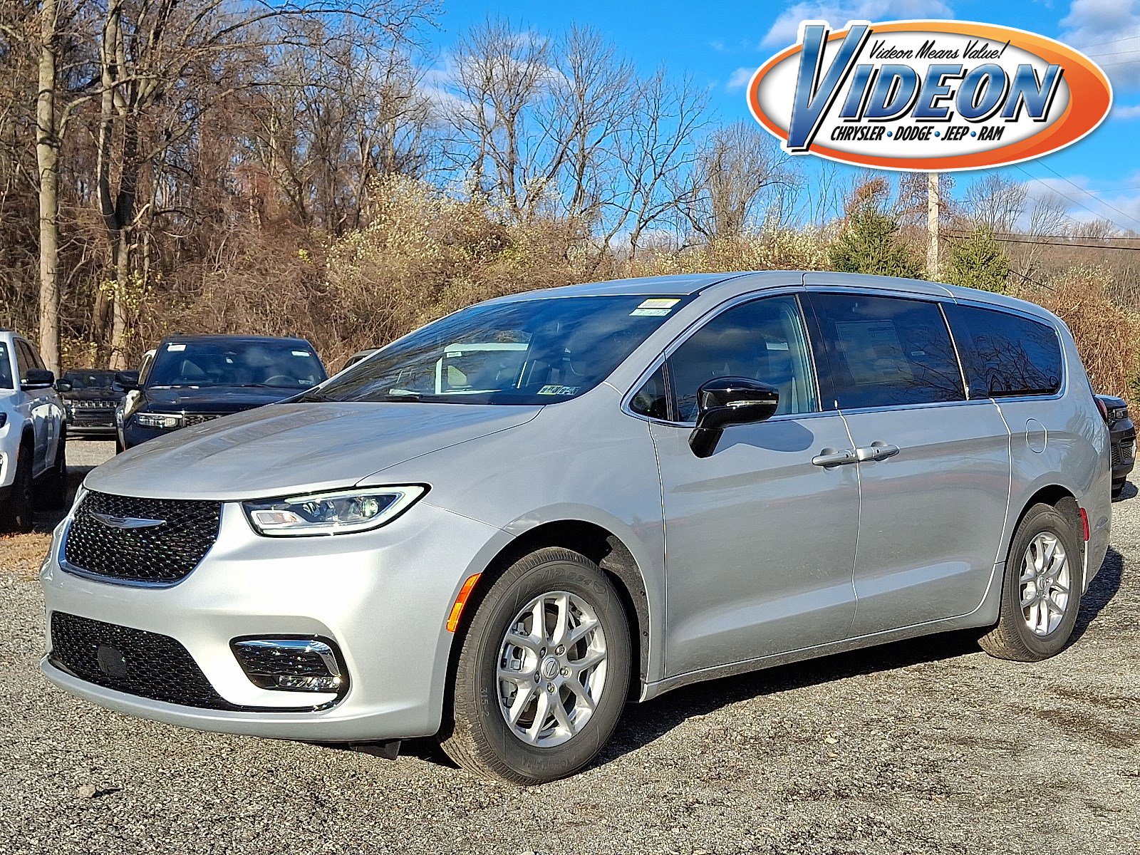 2026 Chrysler Pacifica Select's photo