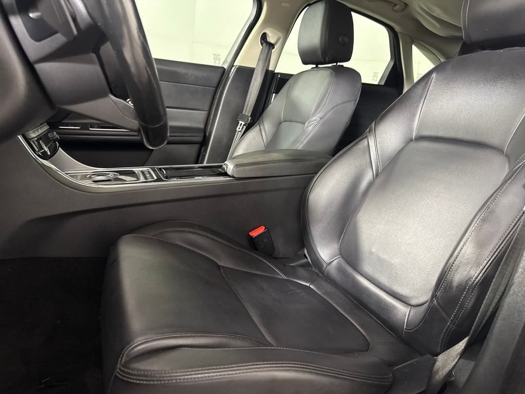 2017 Jaguar XF 35t Premium AWD photo 10