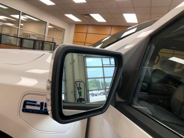 2025 Ford F-150 Lightning Lariat photo 25