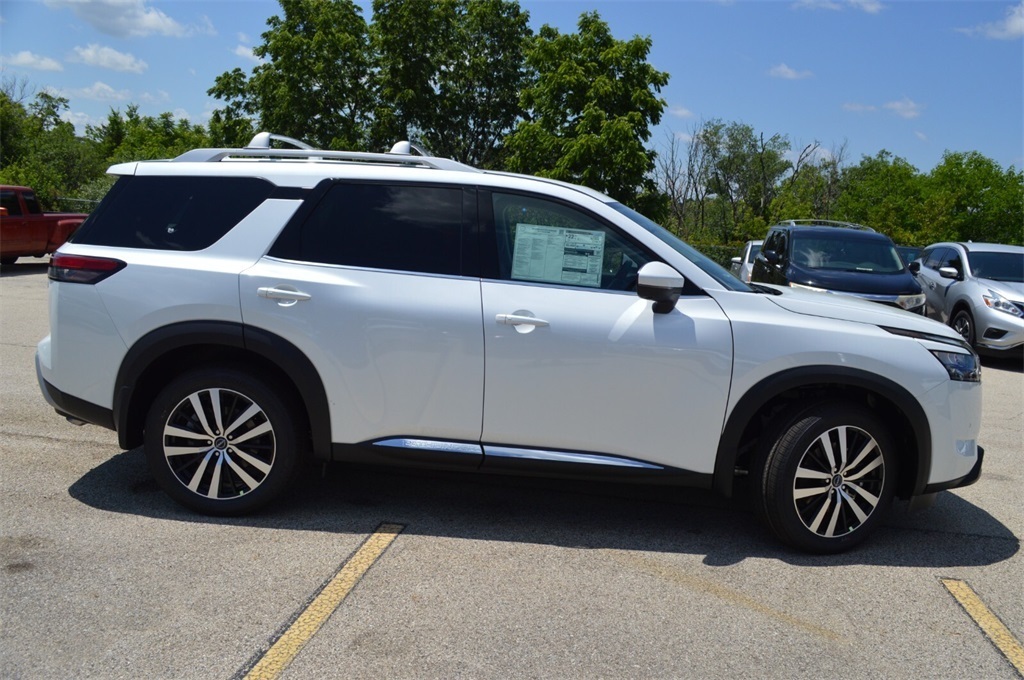 2025 Nissan Pathfinder Platinum photo 2