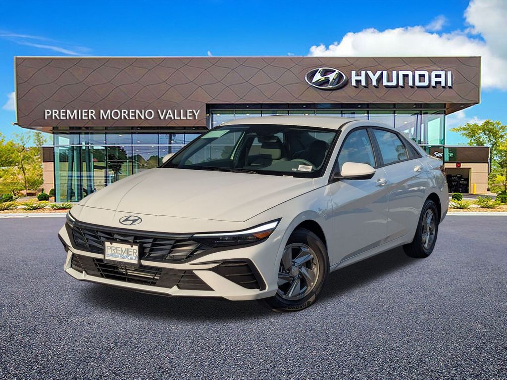 2025 Hyundai Elantra SE's photo