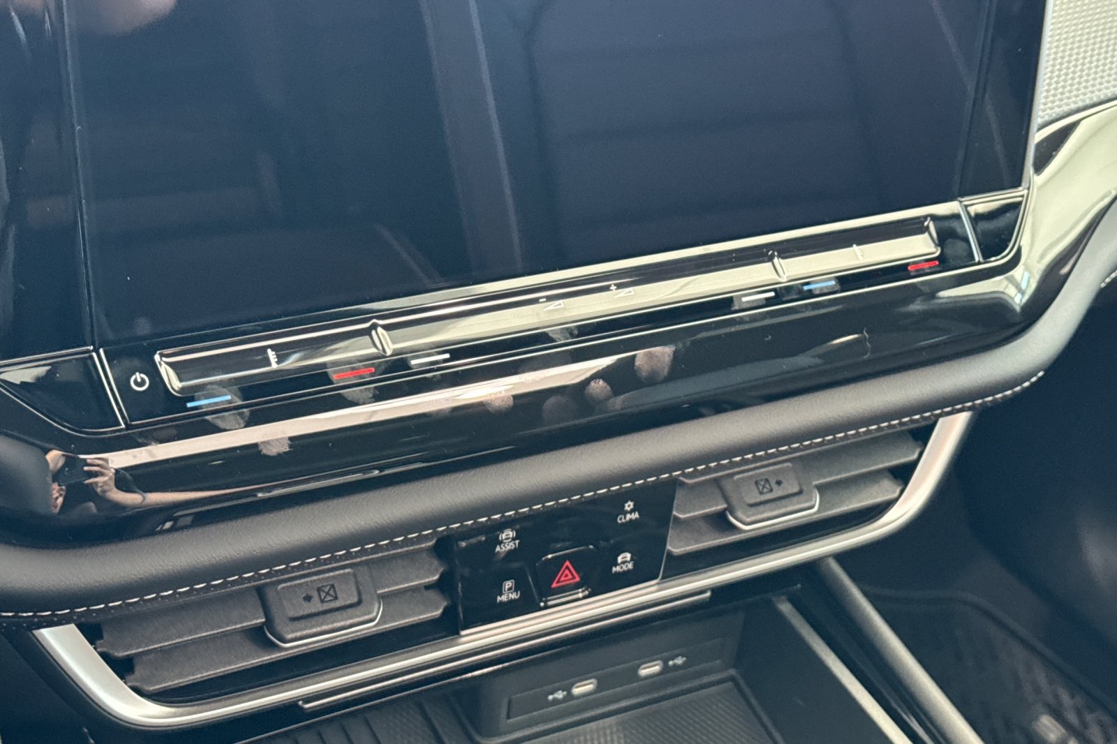 2025 Volkswagen Atlas Cross Sport SEL R-Line photo 13