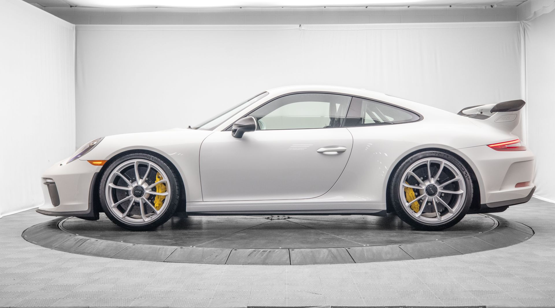 2018 Porsche 911 GT3 photo 3
