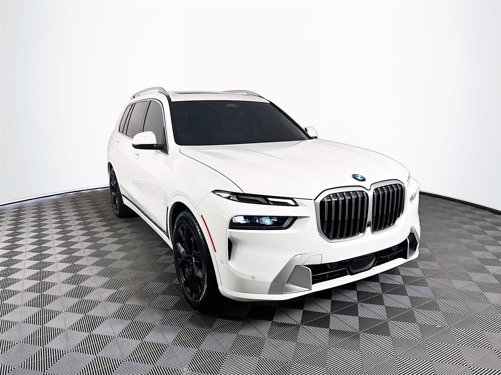 2023 BMW X7 40i's photo