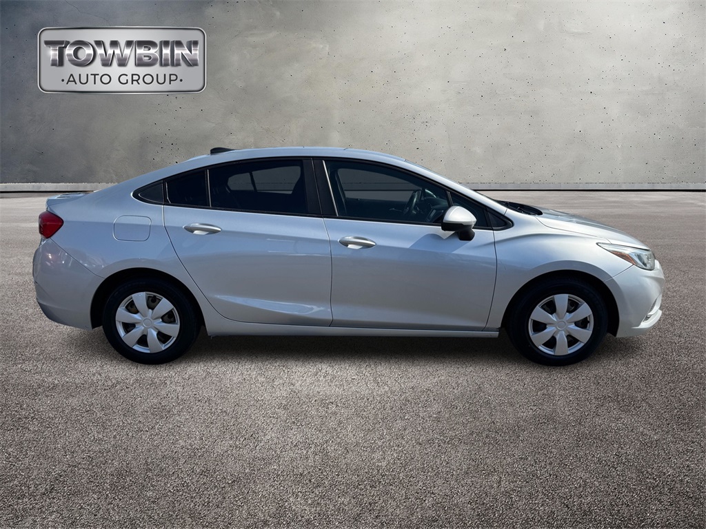 2017 Chevrolet Cruze LS photo 3